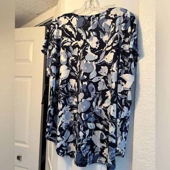 LC by LAURA CRUZ 2X BLUE & WHITE ZIP NECKLINE SHORT SLEEVE TOP - Picture 7 of 8